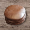 Alfajor de algarroba bañado en chocolate